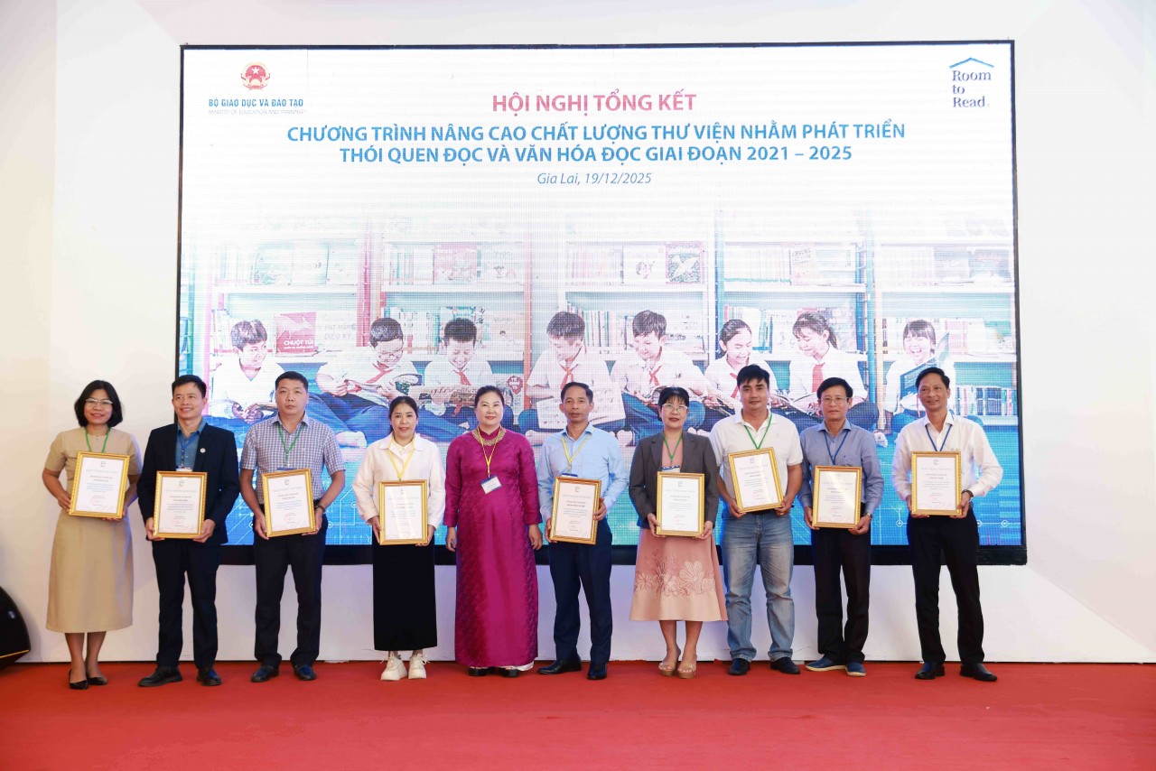 Room to Read presented Certificates of Recognition to the Friendly Library Program Coordination Boards in 30 provinces and cities that have accompanied the project over the past five years. (Photo: RtR)