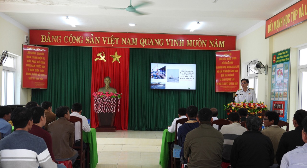 The presenter delivers information on combating IUU fishing and on the operations of fishing harbors and fishing villages. (Photo: Duy Tan/Vietnam Naval Newspaper)
