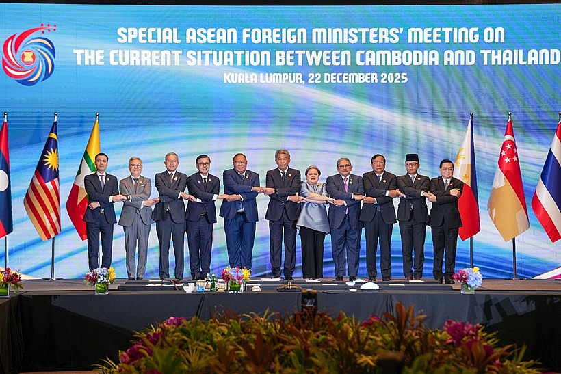 Participants pose for a group photo at the ASEAN foreign ministers’ special meeting on the current situation between Cambodia and Thailand, held in Kuala Lumpur, Malaysia, on December 22. (Photo: Vietnamese Ministry of Foreign Affairs)