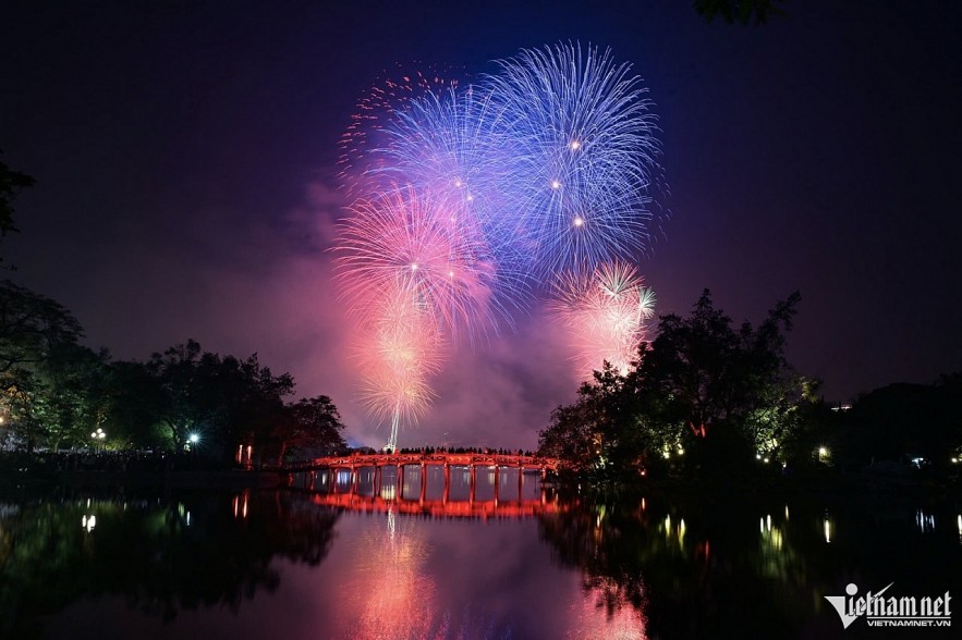 Hanoi will organize fireworks displays at five locations for New Year’s Eve 2026. Photo: The Dai
