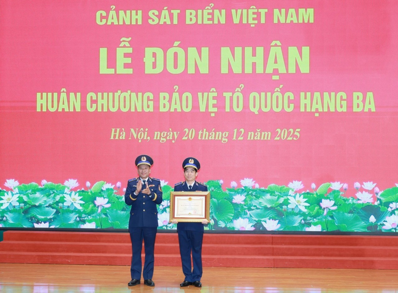 Lieutenant General Bui Quoc Oai (right), Secretary of the Party Committee and Political Commissar of the Viet Nam Coast Guard, received the Third-class Fatherland Protection Order. (Photo: Viet Nam Coast Guard)