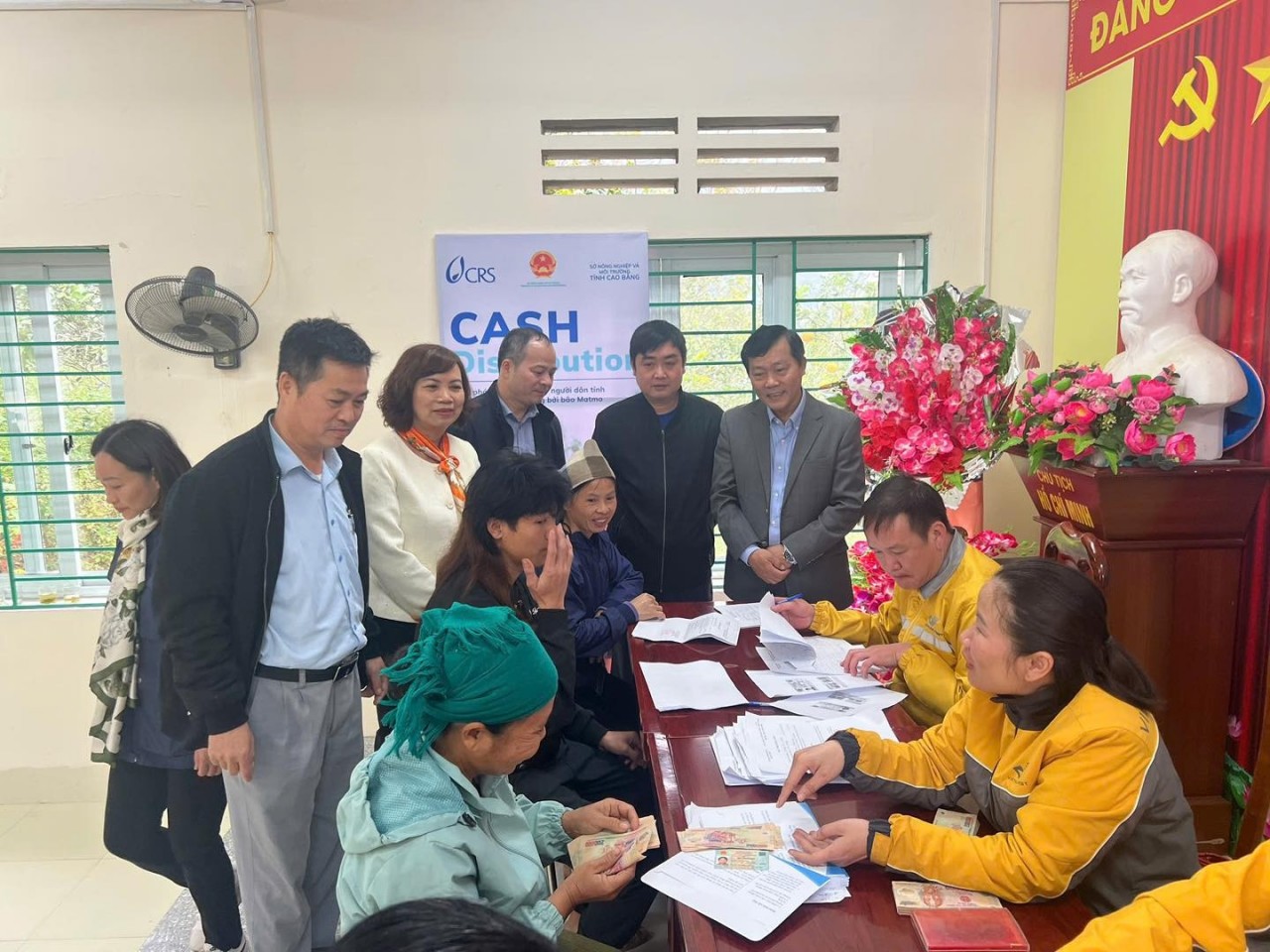 Anh: Representative of Households with rain and flood damages in Cao Bang province receive support from CRS in Vietnam. (Photo: Department of Dike Management and Natural Disaster Prevention and Control)