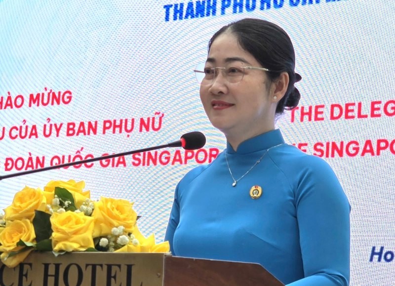 Ms. Nguyen Kim Loan, Vice President of the HCMC FOL, speaks at the meeting. (Photo: N.D)