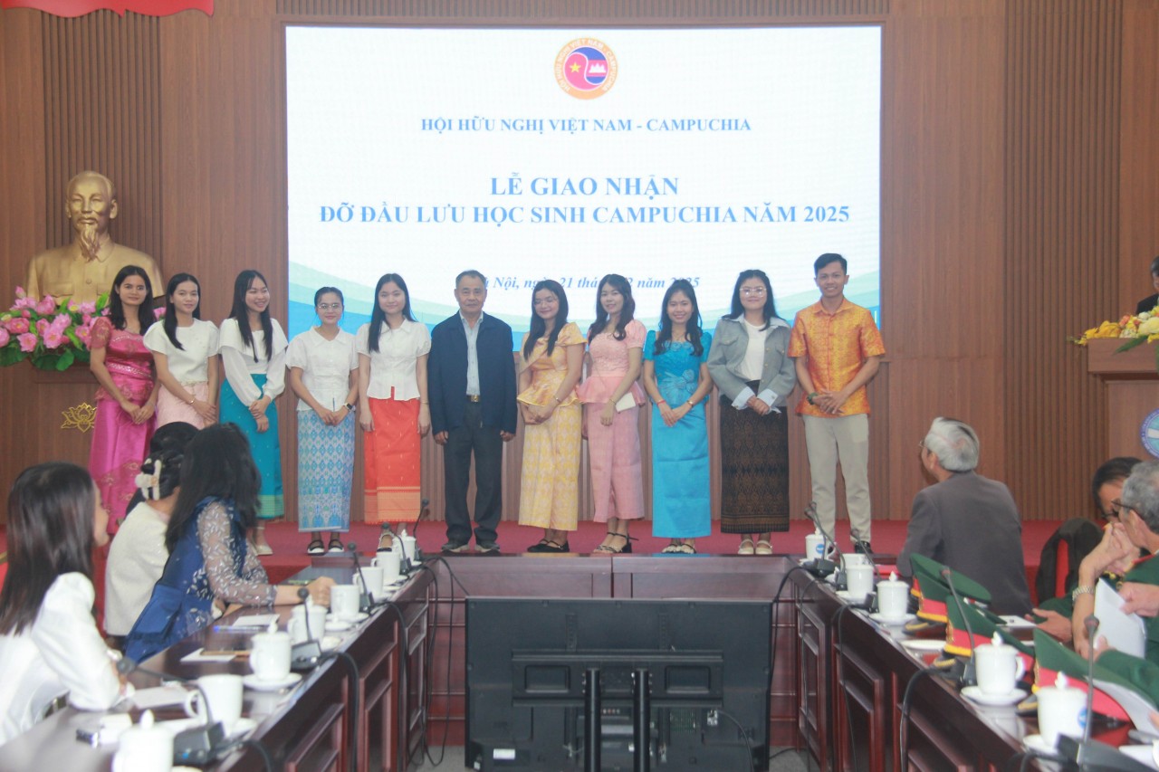 The 2025 ceremony for handing over sponsorship of Cambodian students organized by the Vietnam-Cambodia Friendship Association, December 21, 2025. (Photo: Thanh Luan)