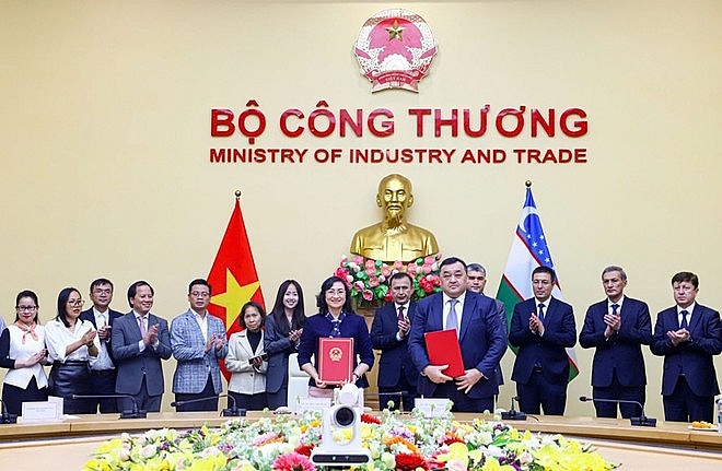 Deputy Minister Phan Thi Thang and Deputy Minister Ilzat Kasimov sign the minutes of the eighth meeting of the Vietnam–Uzbekistan Intergovernmental Committee. (Photo: moit.gov.vn)