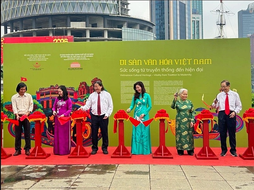 Delegates at the opening of the exhibition (Photo: VNA)