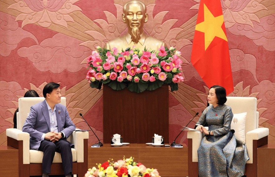 Vice Chairwoman of the National Assembly Nguyen Thi Thanh (right) receives Prof. Kim Hak-min, head of the Ethics Investigation Advisory Committee of the RoK National Assembly, in Hanoi on December 26. (Photo: VNA)
