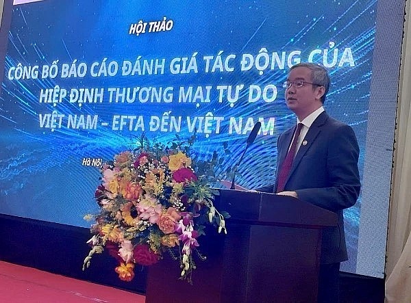 Dao Ngoc Tien, Vice Rector of Foreign Trade University, speaks at the event. (Photo: doanhnghiepvn.vn)