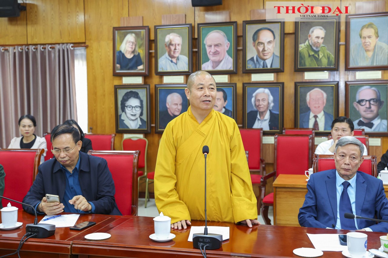 Venerable Thich Tho Lac, Head of the Central Committee for Culture of the Viet Nam Buddhist Sangha, speaks at the conference. (Photo: Dinh Hoa)