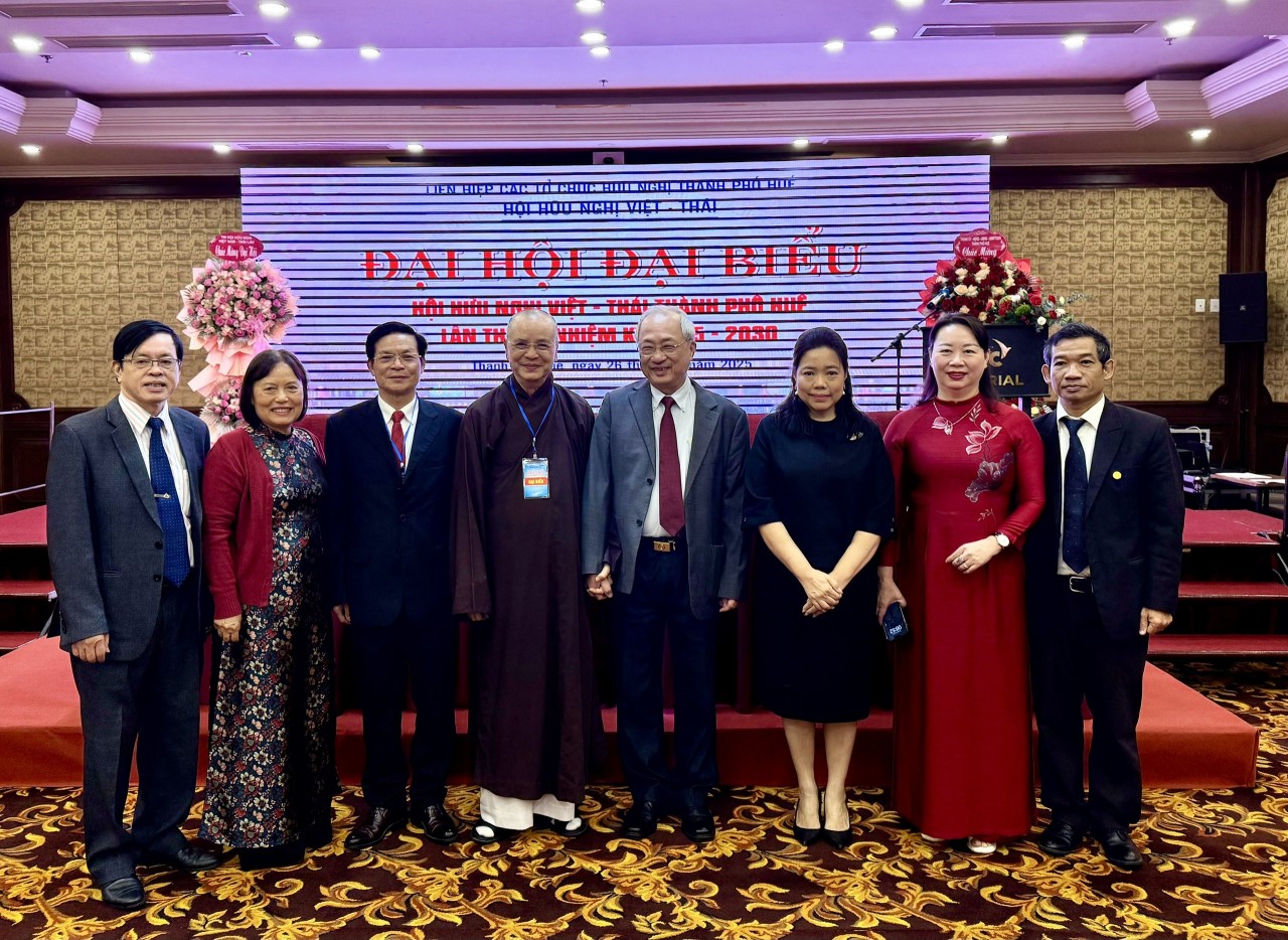 Nguyen Van Thanh (fourth from the right), President of the Central Viet Nam–Thailand Friendship Association, and Wiraka Moodhitaporn (third from the right), Consul General of Thailand in Ho Chi Minh City, pose for a photo with the delegates. (Photo: Anh Tuan)