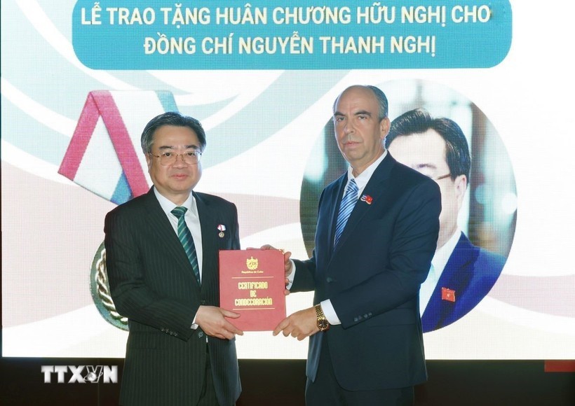 Cuba Awarded Friendship Order to Head of the Party Central Committee's Commission for Policies and Strategies Nguyen Thanh Nghi