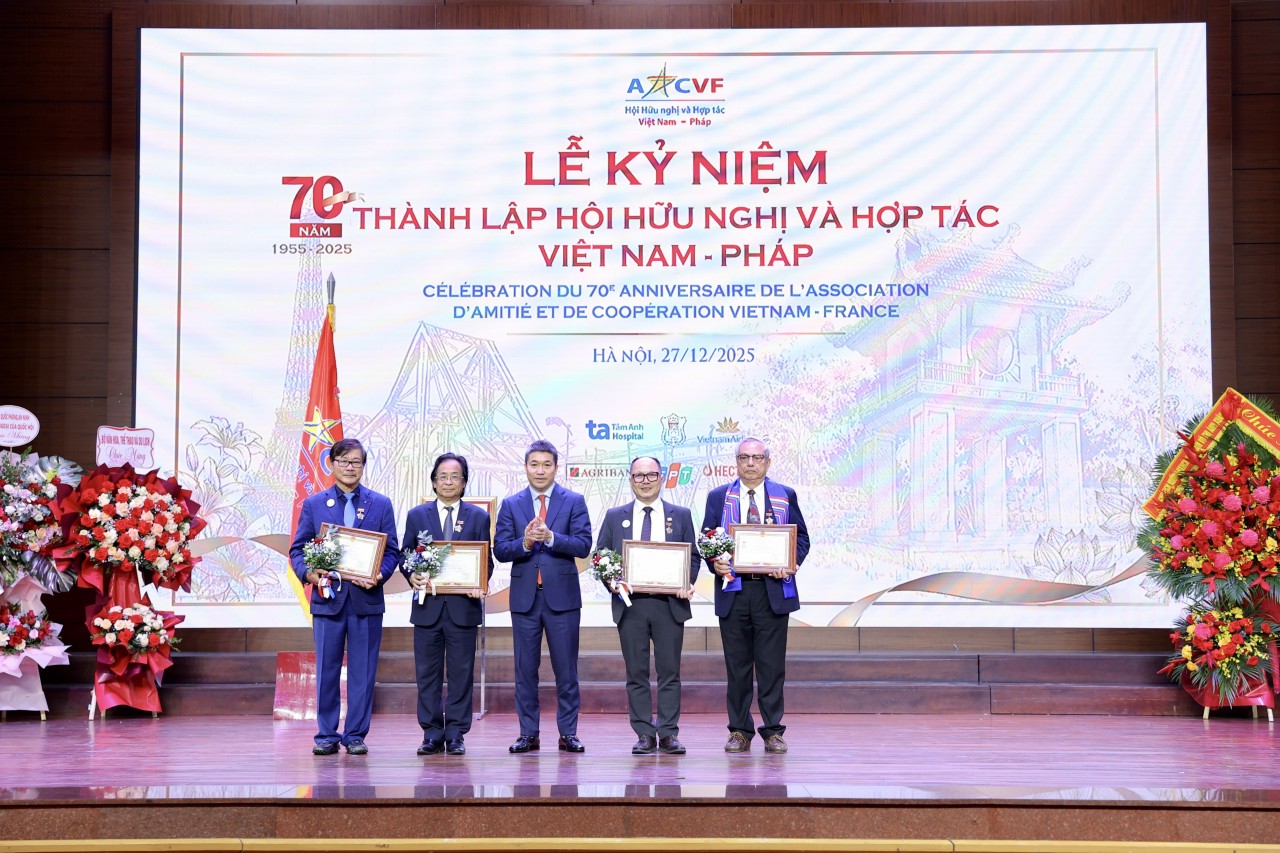 President of the Vietnam Union of Friendship Organizations Phan Anh Sơn presents the commemorative medal “For Peace and Friendship Among Nations” to individuals who have made significant contributions to people-to-people diplomacy.  (Photo: Đinh Hòa)