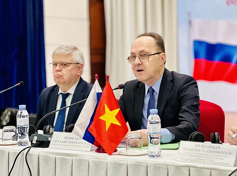 Russian Ambassador to Vietnam Gennady Stepanovich Bezdetko (R) speaks at the press briefing in Hanoi on December 29 (Photo: VNA)