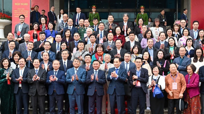 Standing Member of the Secretariat Tran Cam Tu together with leaders and delegates attending the conference. (Photo: People’s Newspaper).