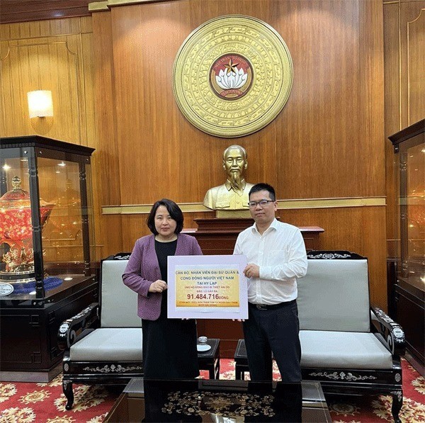 Vietnam’s Ambassador to Greece Pham Thi Thu Huong presents more than 91 million VND to the Central Committee of the Vietnam Fatherland Front. (Photo: scov.gov.vn)