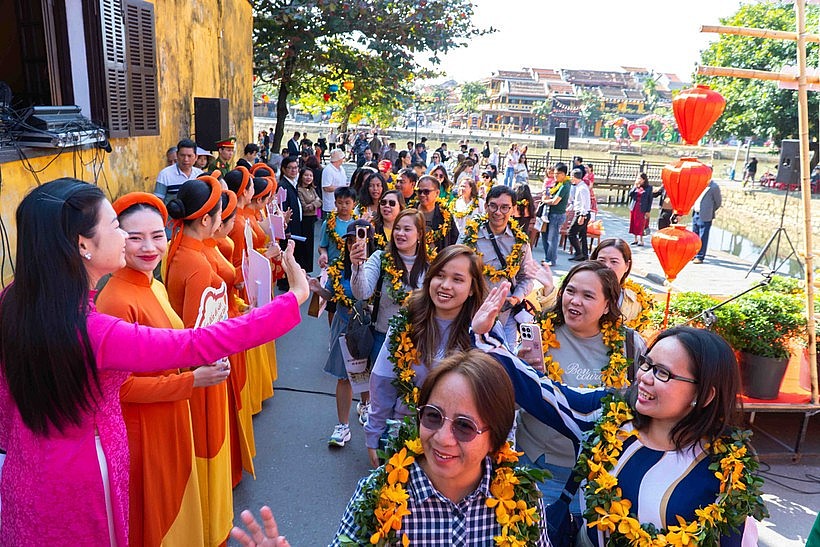 Tourists from the Philippines receive a warm welcome in the Hoi An ancient town. (Photo: VNA)