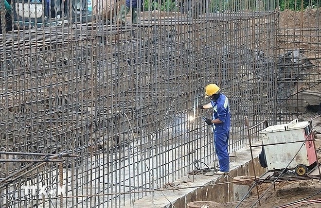 A worker at the construction site of a sub-project of the Cao Lanh - An Huu Expressway project in the Mekong Delta. (Photo: VNA)
