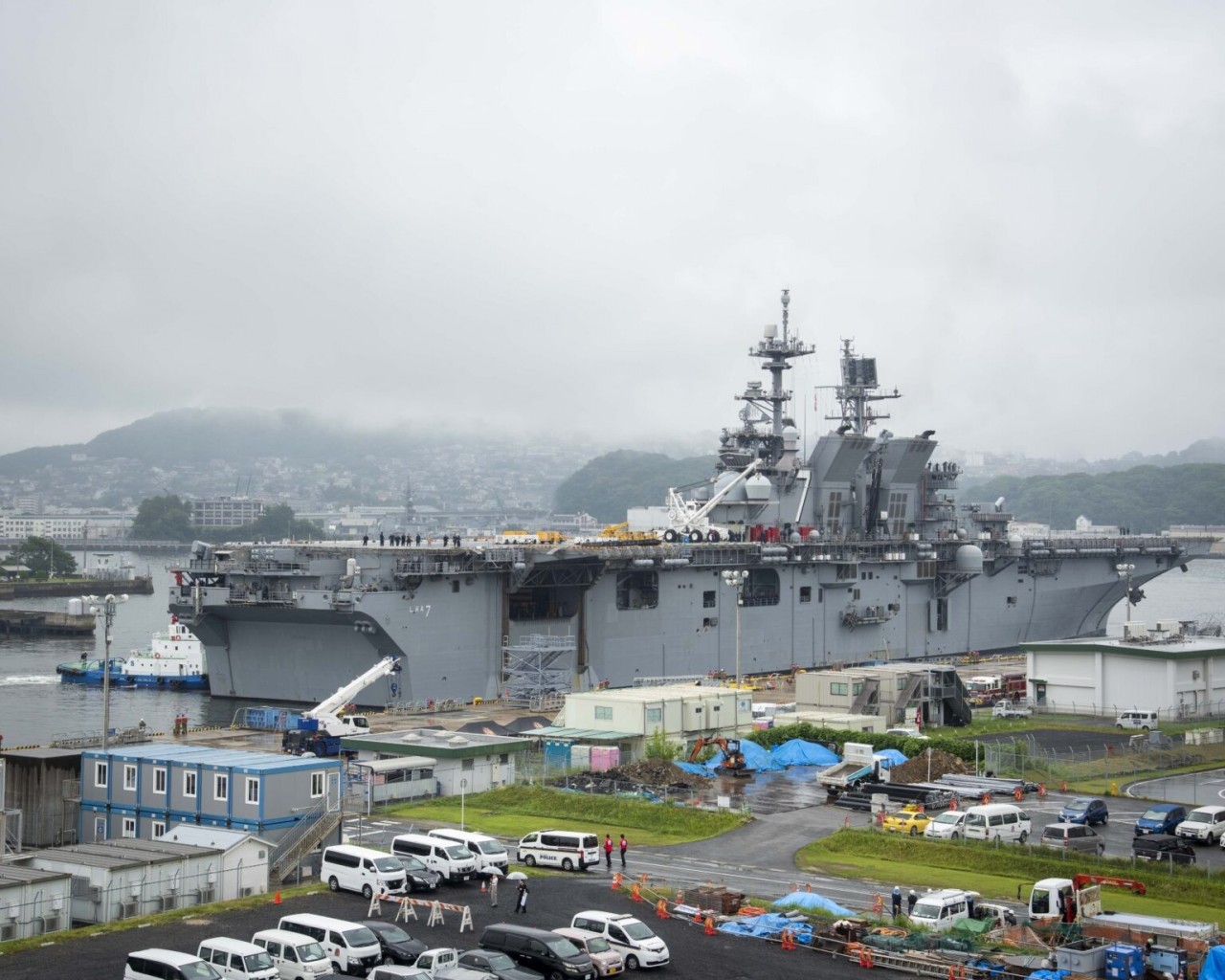 The USS Robert Smalls and USS Tripoli, carrying nearly 2,300 U.S. sailors and Marines, docked at Da Nang Port on December 8, 2025. (Photo: U.S. Embassy in Vietnam)