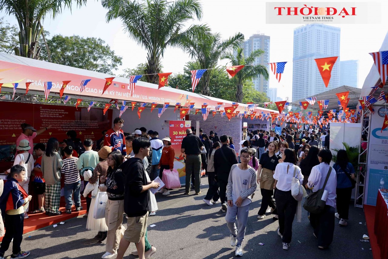 The Vietnam–U.S. Friendship Exchange Program held on November 23, 2025, at Cau Giay Park (Hanoi) drew large crowds of local residents and international friends to experience the culture, cuisine, and products of both countries. (Photo: Dinh Hoa)
