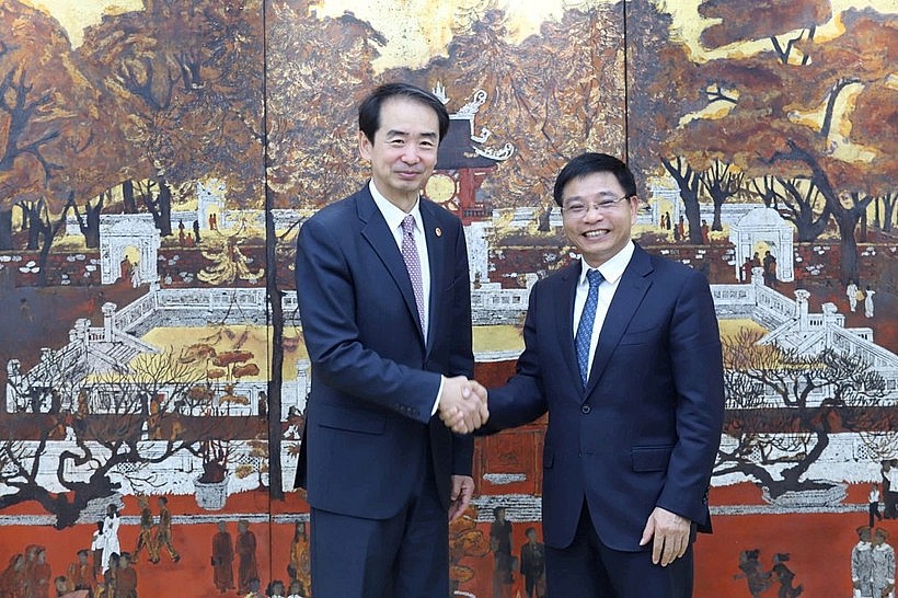 Minister of Finance Nguyen Van Thang (R) welcomes Chinese Ambassador to Vietnam Ha Wei in Hanoi on January 3, 2026 .(Photo: mof.gov.vn)