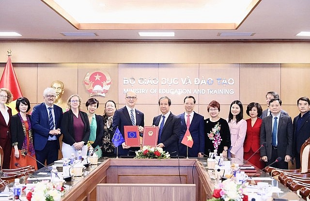 The signing ceremony of the financing agreement for the Viet Nam-EU Vocational Education and Training (VETVET) program. The signing ceremony of the financing agreement for the Viet Nam-EU Vocational Education and Training (VETVET) program.