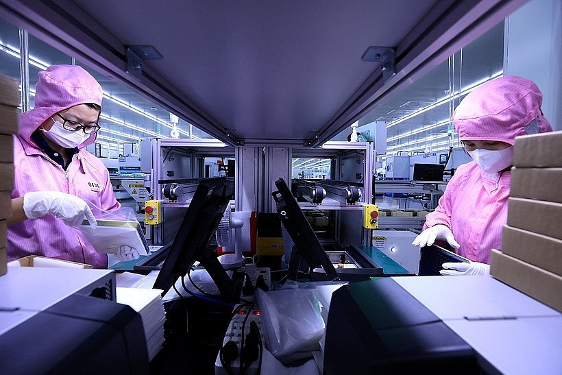 Workers check products before packaging at Toyo Solar Co., Ltd., a 100% Japanese-owned solar panel manufacturer in Cam Khe Industrial Park, Phu Tho province. (Photo: VNA) Workers check products before packaging at Toyo Solar Co., Ltd., a 100% Japanese-owned solar panel manufacturer in Cam Khe Industrial Park, Phu Tho province. (Photo: VNA)