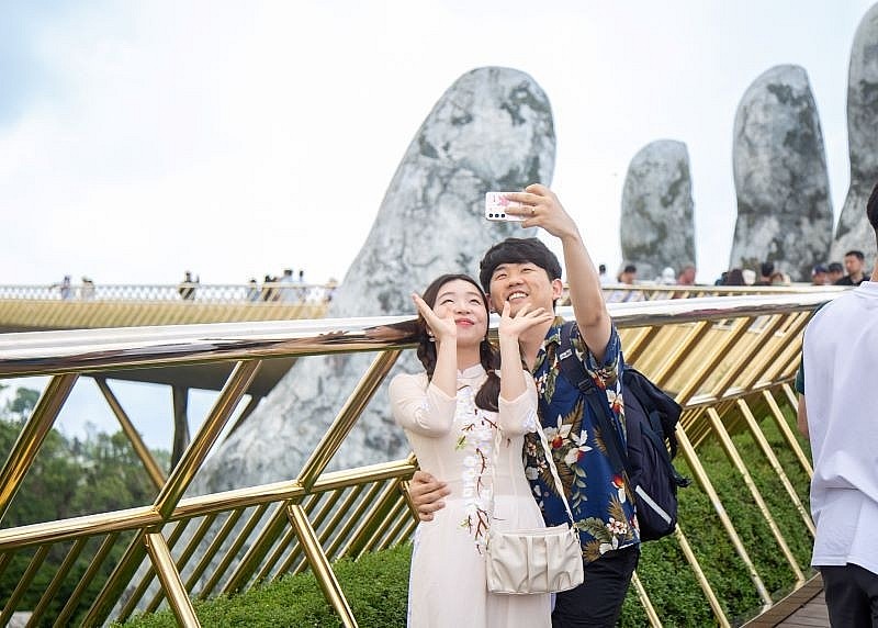 Korean couple poses for a photo at Golden Bridge in Da Nang (Photo: nhandan.vn) Korean couple poses for a photo at Golden Bridge in Da Nang (Photo: nhandan.vn)