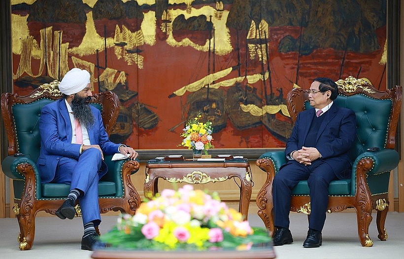 Prime Minister Pham Minh Chinh (R) receives Canadian Secretary of State for International Development Randeep Sarai (Photo: VNA)