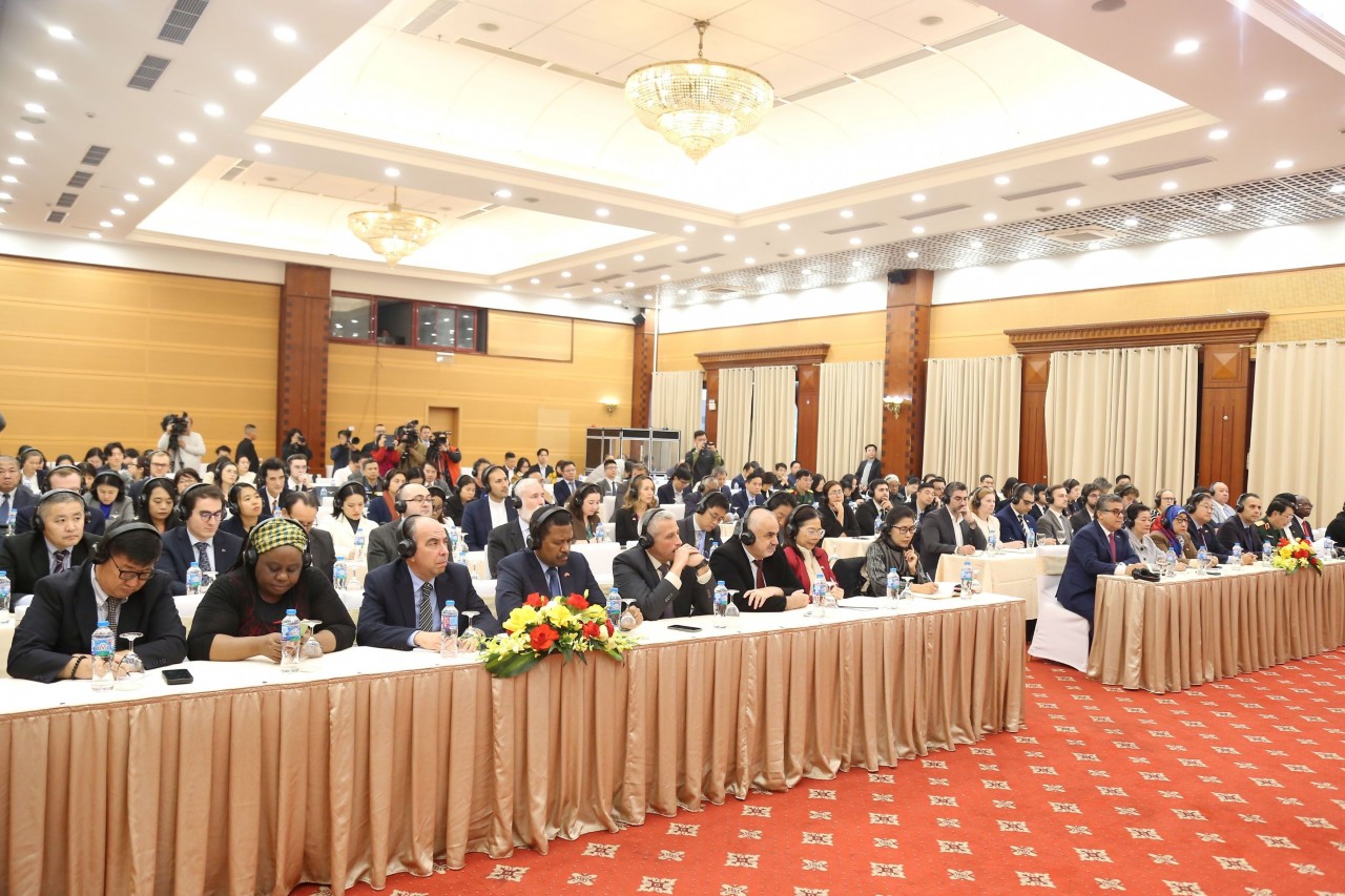 Viet Nam Briefs Foreign Diplomatic Missions and International Organizations on 14th National Party Congress