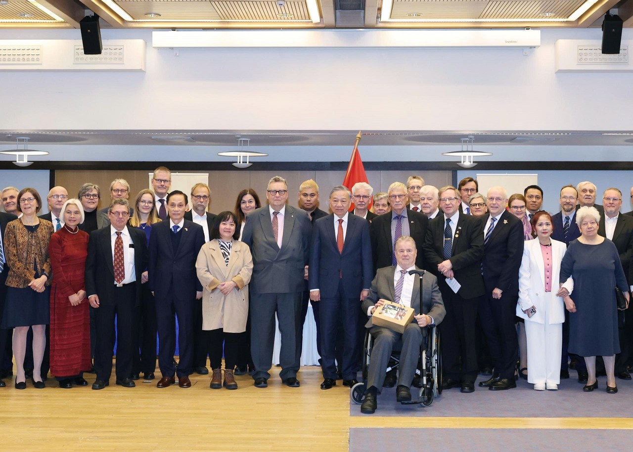 Dr. Keijo Varis (front row, fourth from the right) attends a reception hosted by General Secretary To Lam with representatives of the Finland–Vietnam Friendship Association and a group of Finnish experts who have participated in support projects in Vietnam, on October 22 in Helsinki (Finland). (Photo: Thong Nhat/VNA)