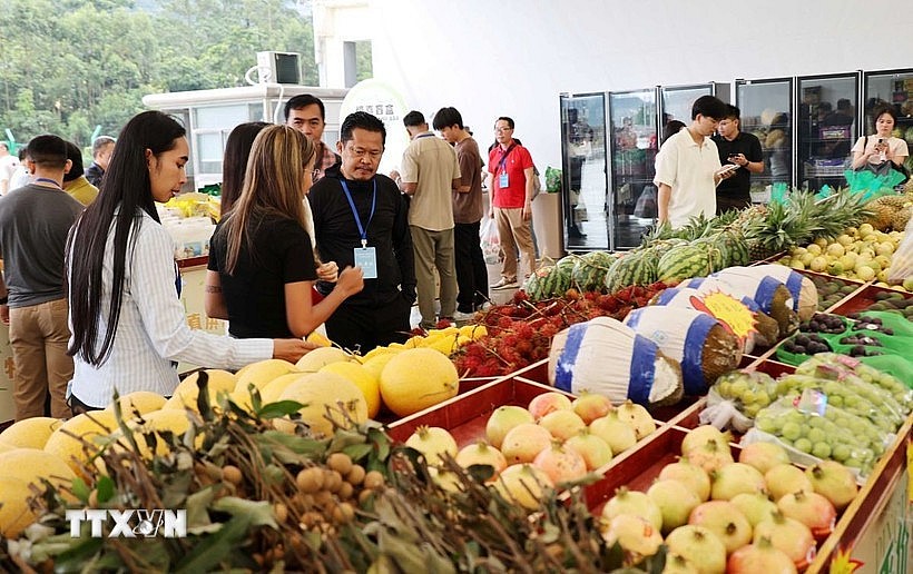 Various Vietnamese fruits, including durian and passion fruit, are on sale at China's Youyi Guan border gate. (Photo: VNA)