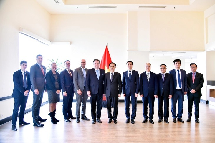 Delegates take a commemorative photo. (Photo: The World and Viet Nam Report)