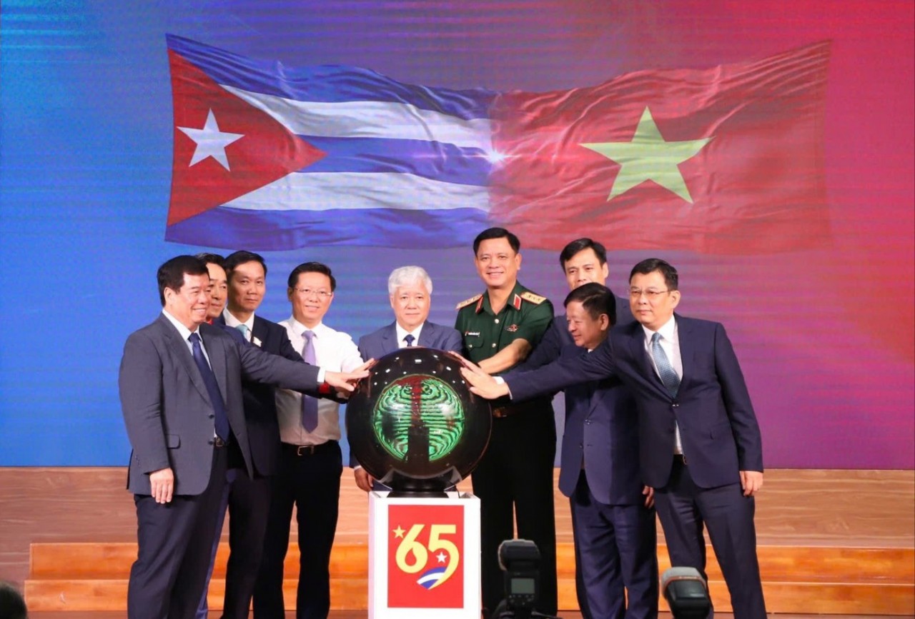 The Vietnam Red Cross Society Central Committee recently coordinated with relevant agencies to organize a fundraising campaign in support of the Cuban people under the theme “65 Years of Vietnam-Cuba Solidarity.” (Photo: VGP)