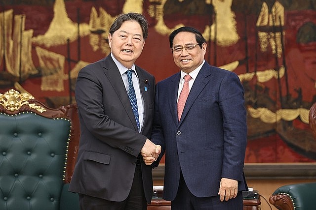 Prime Minister Pham Minh Chinh (R) and Japanese Minister of Internal Affairs and Communications Hayashi Yoshimasa, Ha Noi, January 15, 2026. Photo: VGP/Nhat Bac