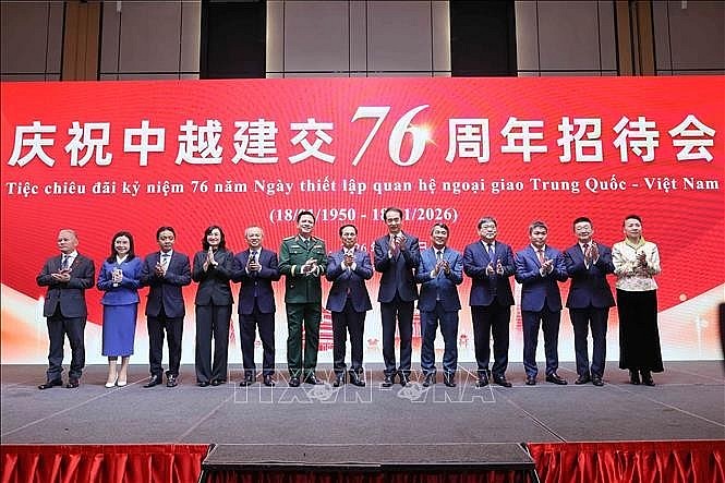 Deputy Prime Minister Bui Thanh Son (seventh from left) and other delegates attending the reception marking the 76th anniversary of the establishment of China–Vietnam diplomatic relations on January 16. (Photo: VNA)