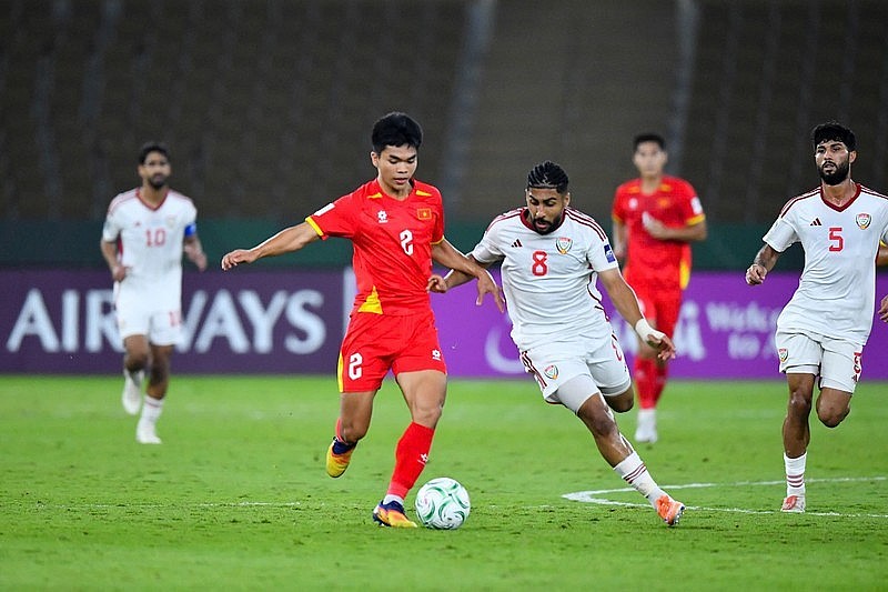 Vietnam's Le Phat makes a determined dribble past a U23 UAE player. Photo: Nhan dan (People) newspaper.