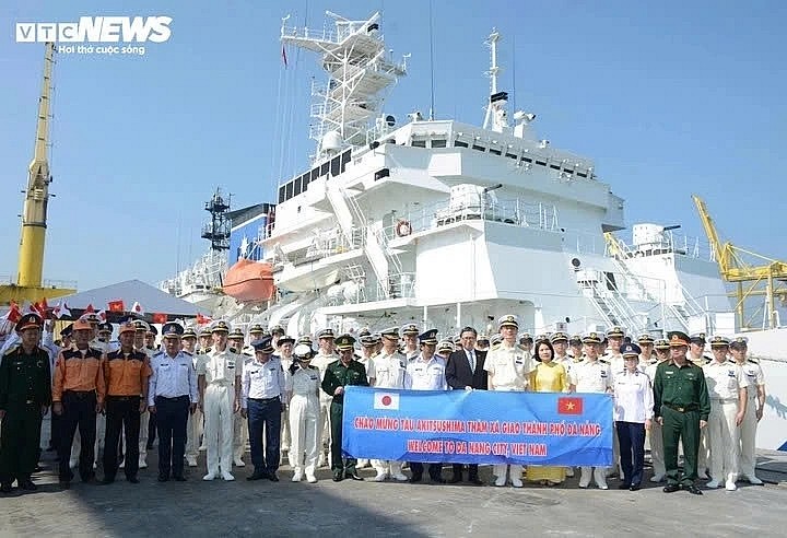 The officers and sailors of the Akitsushima are on a five-day visit to Vietnam. (Photo: vtcnews.vn)