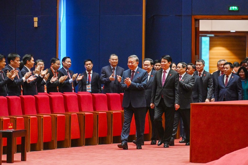 Sixteen Politburo members elected to Presidium of 14th National Party Congress