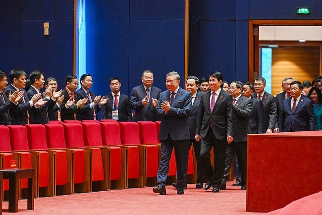 Sixteen Politburo members elected to Presidium of 14th National Party Congress