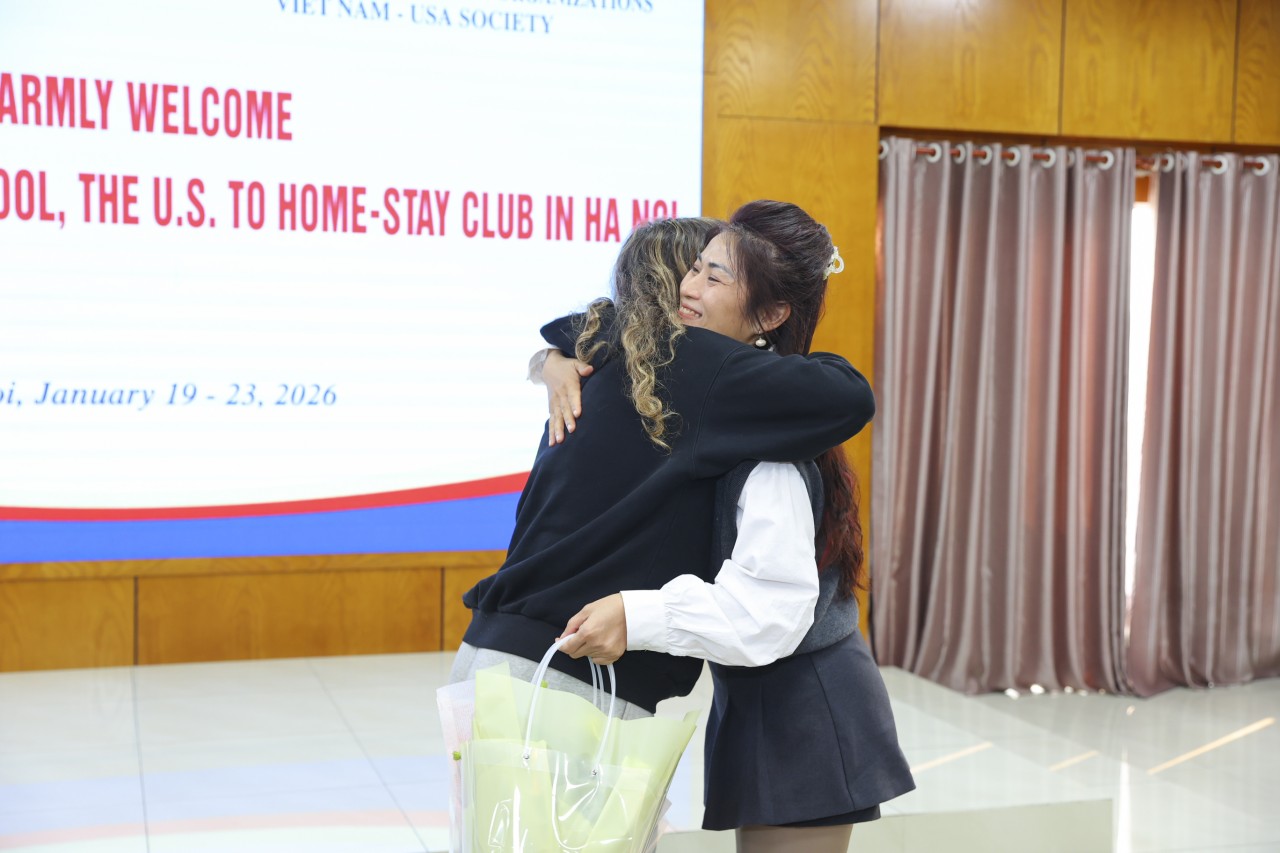 In a friendly and cordial setting, representatives of Hanoi-based families met and received the American students into their homes. (Photo: Đinh Hòa)