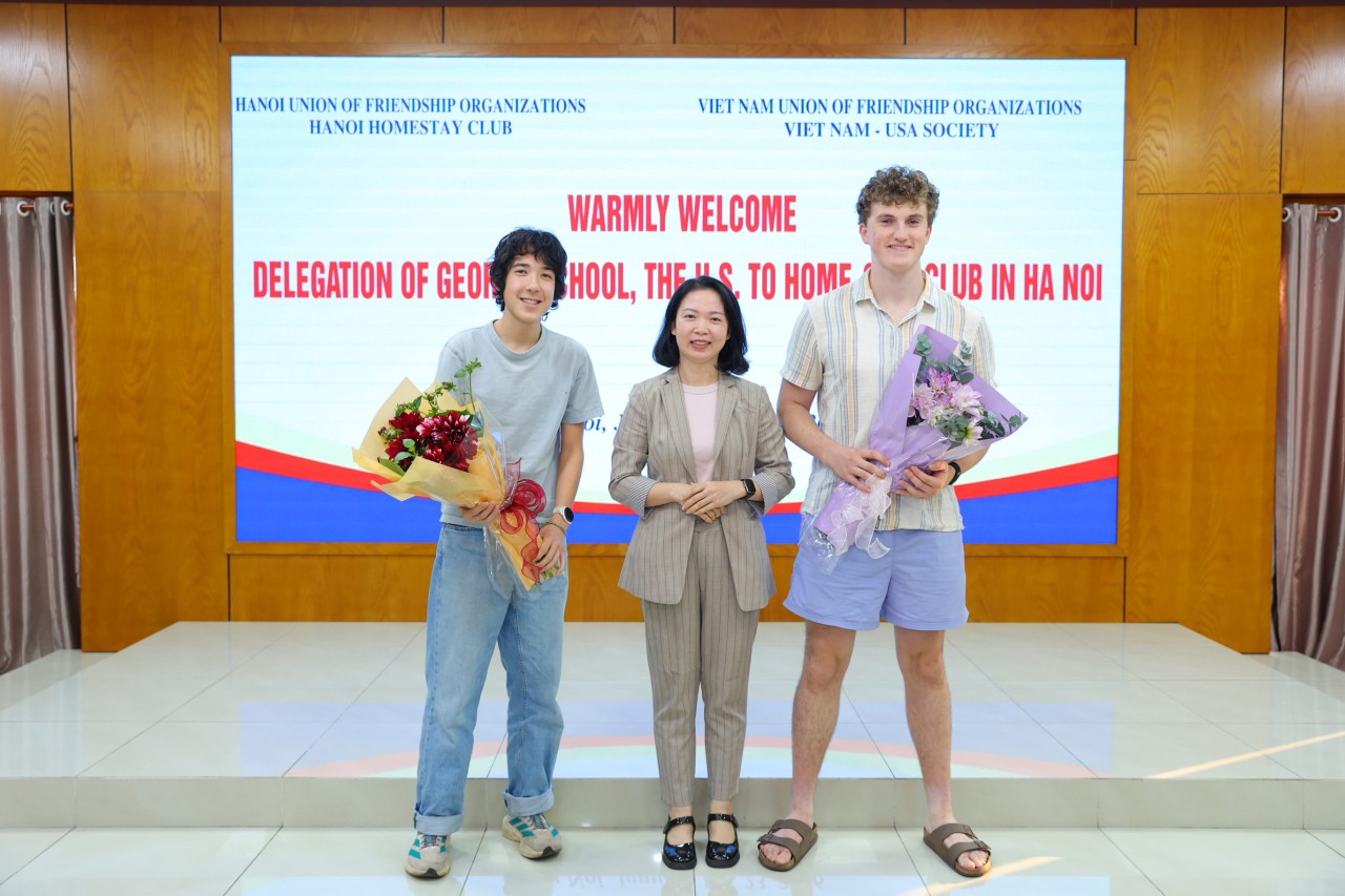Ms. Nguyễn Thị Thúy (center) said that her decision to join the program came from her hospitality and her wish to help international friends better understand Vietnamese life and culture. (Photo: Đinh Hòa)