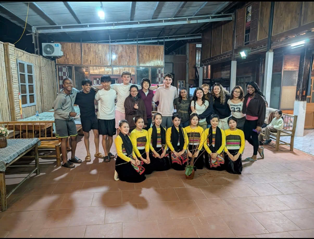Students from George School experience local culture in Mai Chau Commune (Phu Tho Province). (Photo: Courtesy of the organizers)