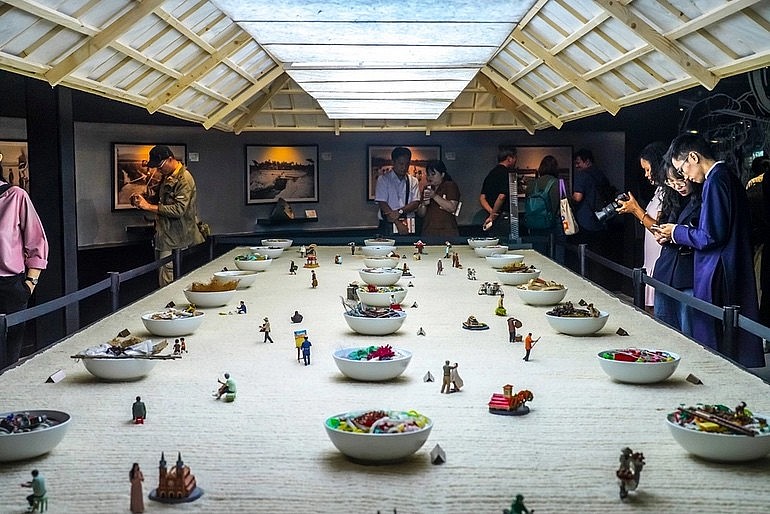 An exhibition space that recounts the story of pho from a socio-historical perspective, blending documentary films, artefacts and installation art. (Photo: thethaovanhoa.vn) An exhibition space that recounts the story of pho from a socio-historical perspective, blending documentary films, artefacts and installation art. (Photo: thethaovanhoa.vn)