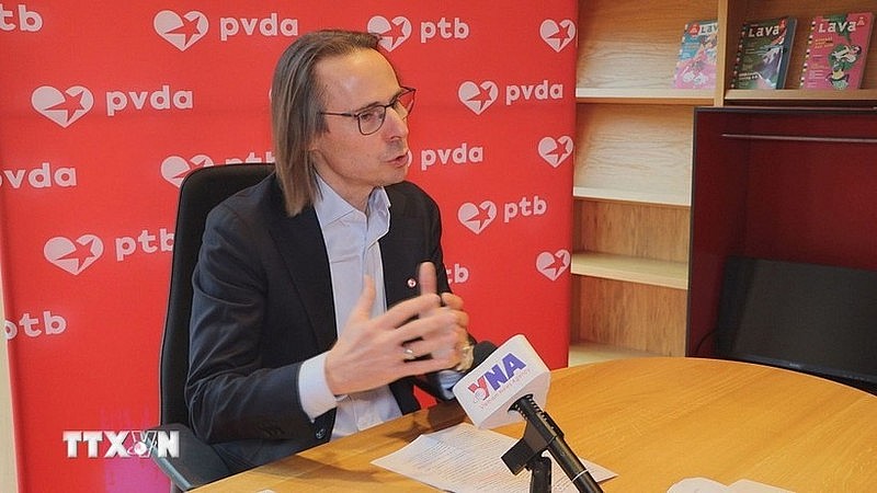 Benjamin Pestieau, Deputy General Secretary of the Workers’ Party of Belgium (PTB) speaks to Viet Nam News Agency correspondents in Brussels. (Photo: VNA)