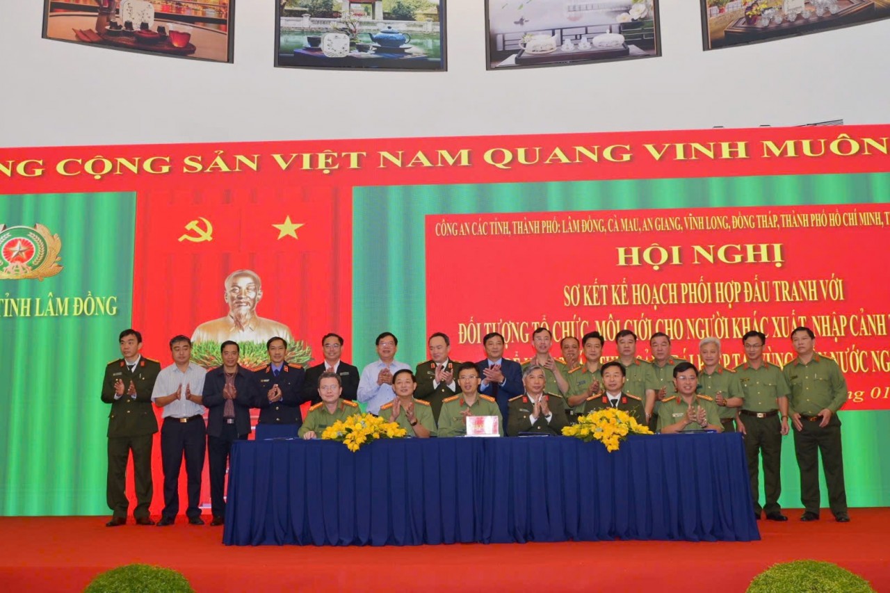 Lam Dong Provincial Police signed the coordination plan and handed over responsibilities to the Can Tho City Police to organize the next review conference. (Photo: Ministry of Public Security) Lam Dong Provincial Police signed the coordination plan and handed over responsibilities to the Can Tho City Police to organize the next review conference. (Photo: Ministry of Public Security)