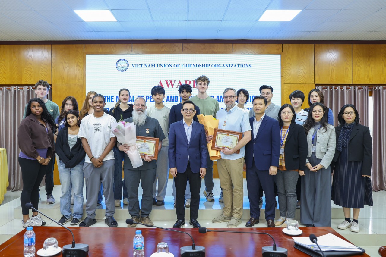 Delegates pose for a commemorative photo. (Photo: Dinh Hoa)