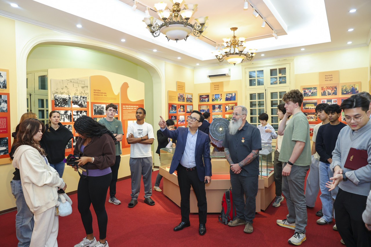 Members and young representatives of the Vietnam Union of Friendship Organizations and students of George School (United States) visit the Union’s Traditional House. (Photo: Dinh Hoa)