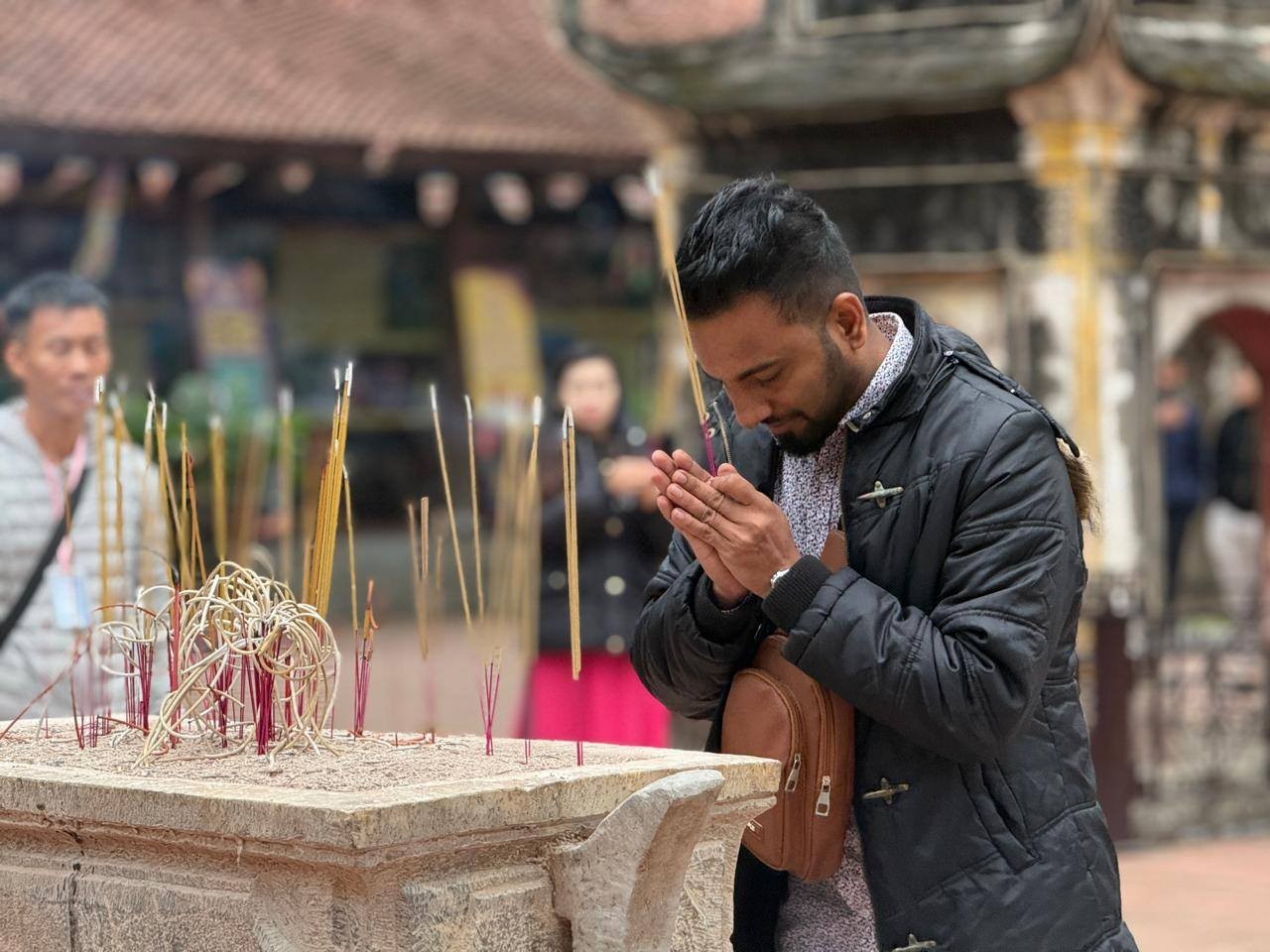 Foreign journalists learn about Vietnamese culture. (Photo: Duong Tieu)