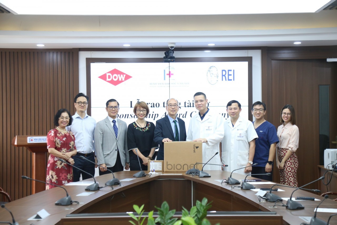 Dow Chemical Vietnam Co., Ltd. and REI in Viet Nam donate essential supplies to the Emergency and Intensive Care Department of Hanoi Medical University Hospital on October 10, 2023. (Photo: provided by the character)