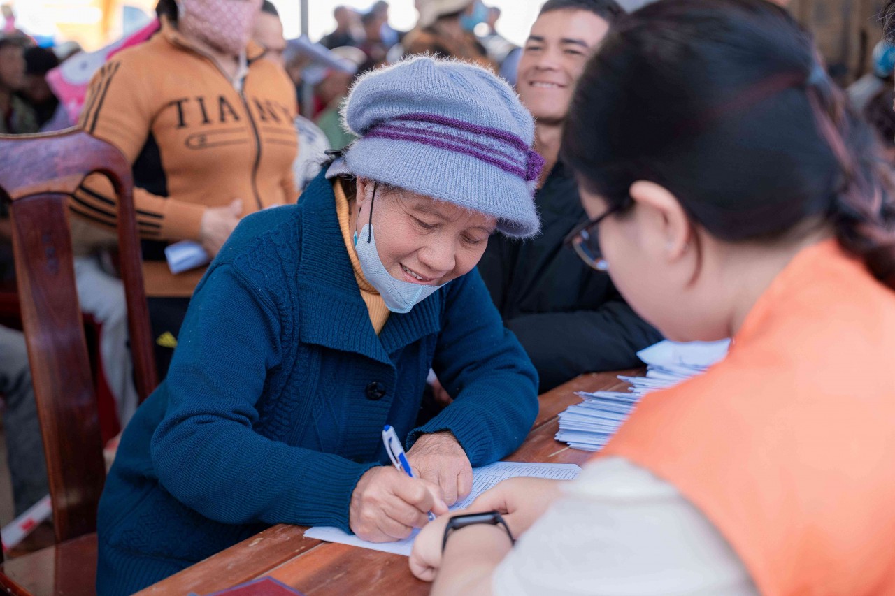 Residents happily sign to receive the cash assistance. (Photo: CARE)
